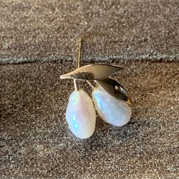 14K Yellow Gold Baroque Pearl Stud Earrings Fruit Motif Leaf Cluster 0.7g (FLAW) - Picture 2 of 16